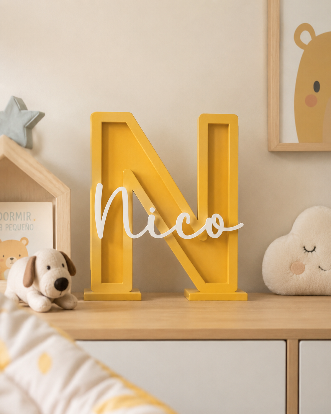 Letra decorativa personalizada silueta mostaza para habitación infantil